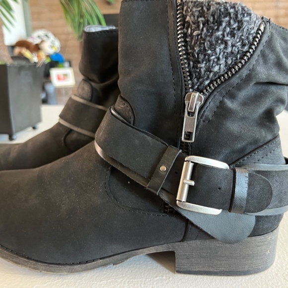 Women’s black booties - Picture 2 of 4